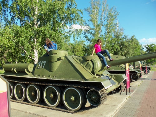 в саду победы военная техника