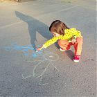 ребенок рисует мелом