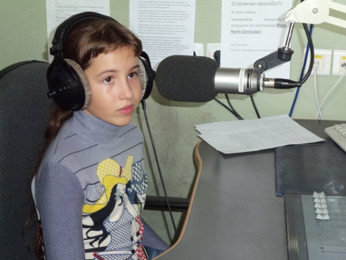 ребенок в радиостудии