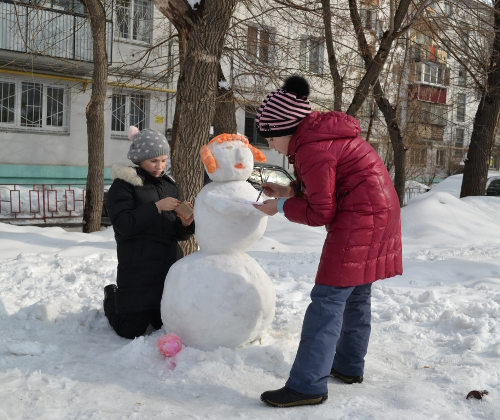 раскрашивают снеговика