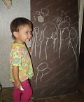 ребенок рисует тюльпаны